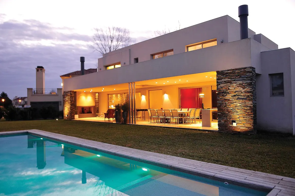 Casa moderna con piscina y patio cubierto al atardecer — proyecto Casa GGG, por Estudio Gamboa