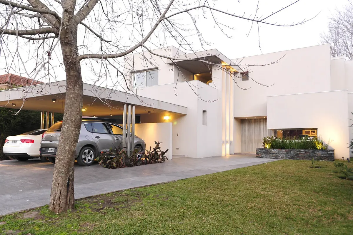 Fachada moderna com garagem e jardim minimalista — projeto Casa GGG, por Estudio Gamboa