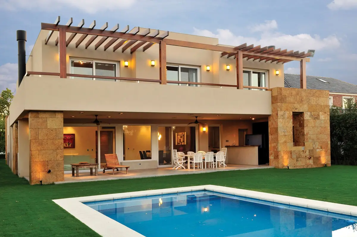 Residência suburbana moderna de dois andares com piscina — projeto Casa GTT, por Estudio Gamboa