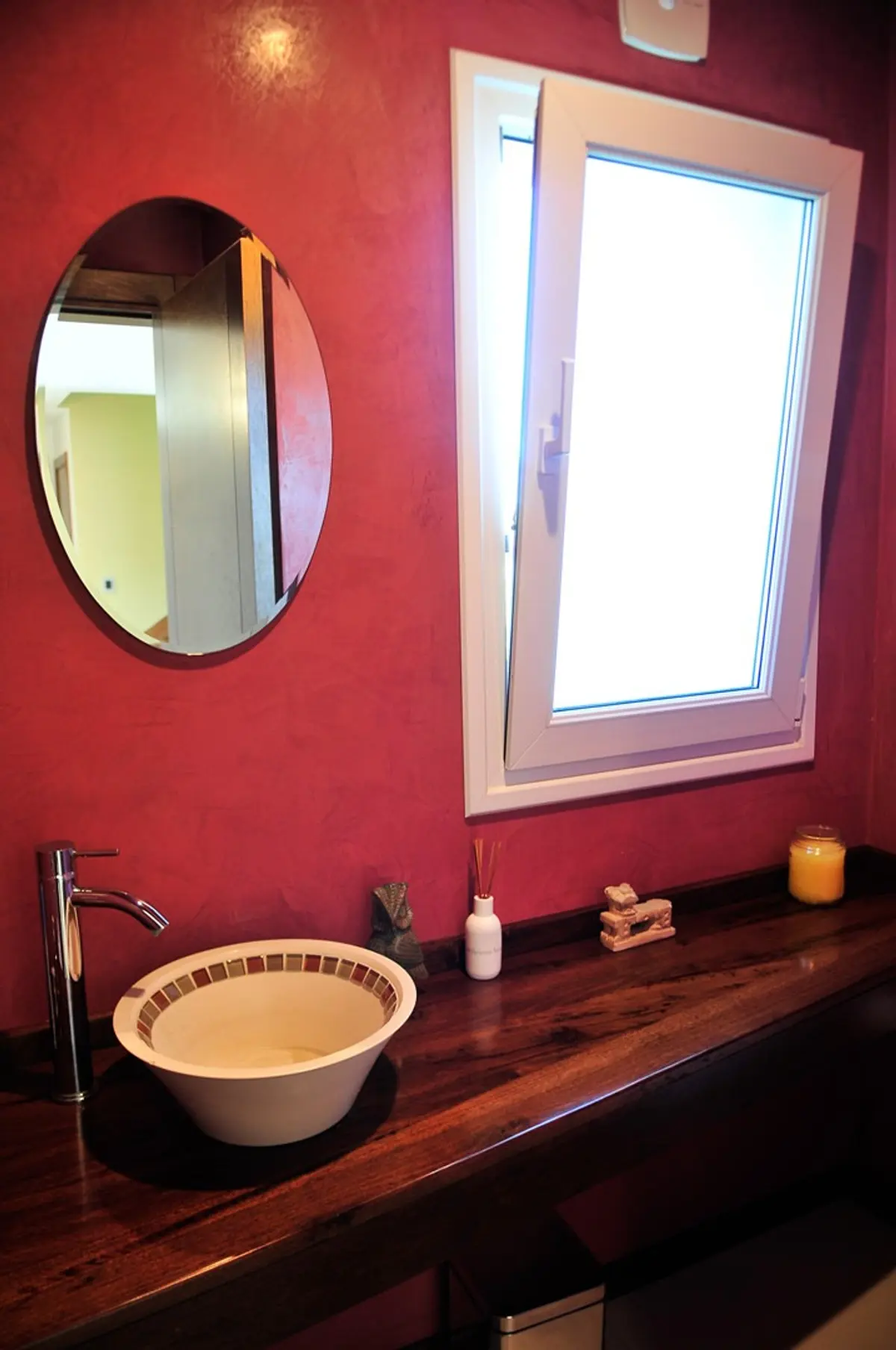 Baño moderno con paredes color borgoña y mesada de madera oscura — proyecto Casa GTT, por Estudio Gamboa