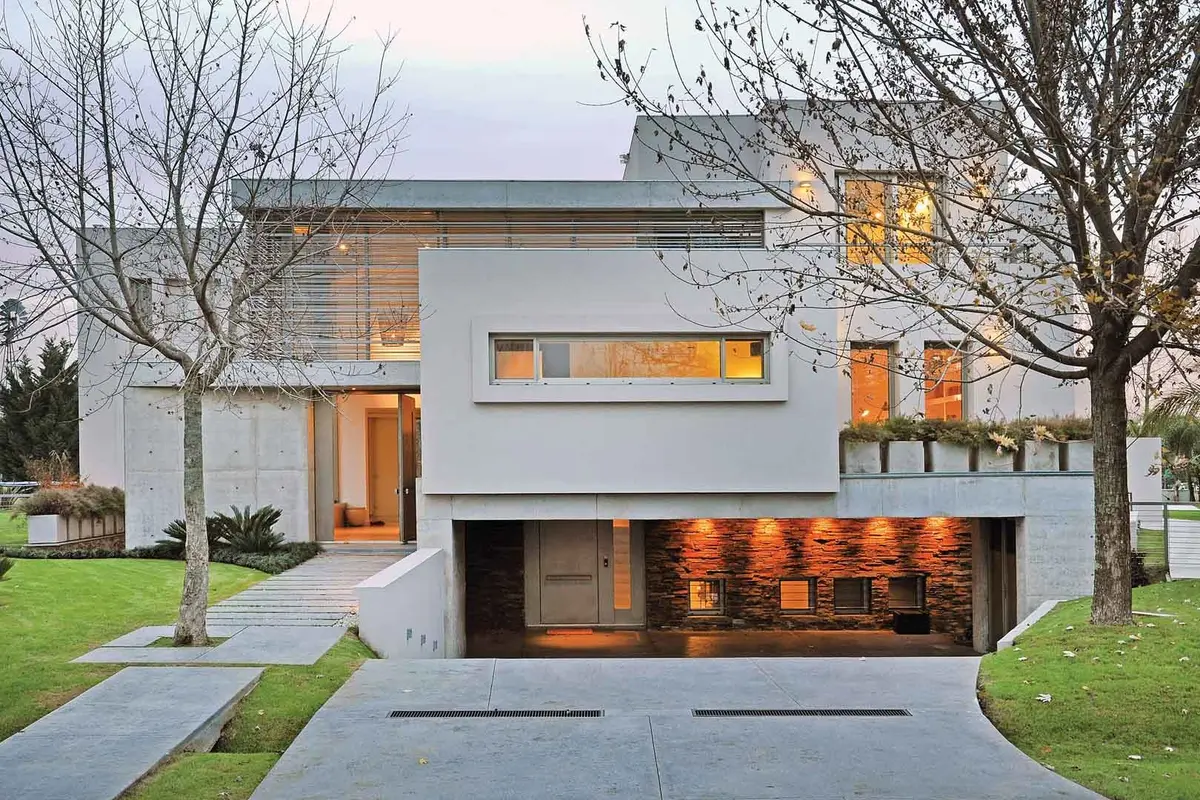 Fachada moderna com volumes geométricos e concreto — projeto Casa MMP, por Estudio Gamboa