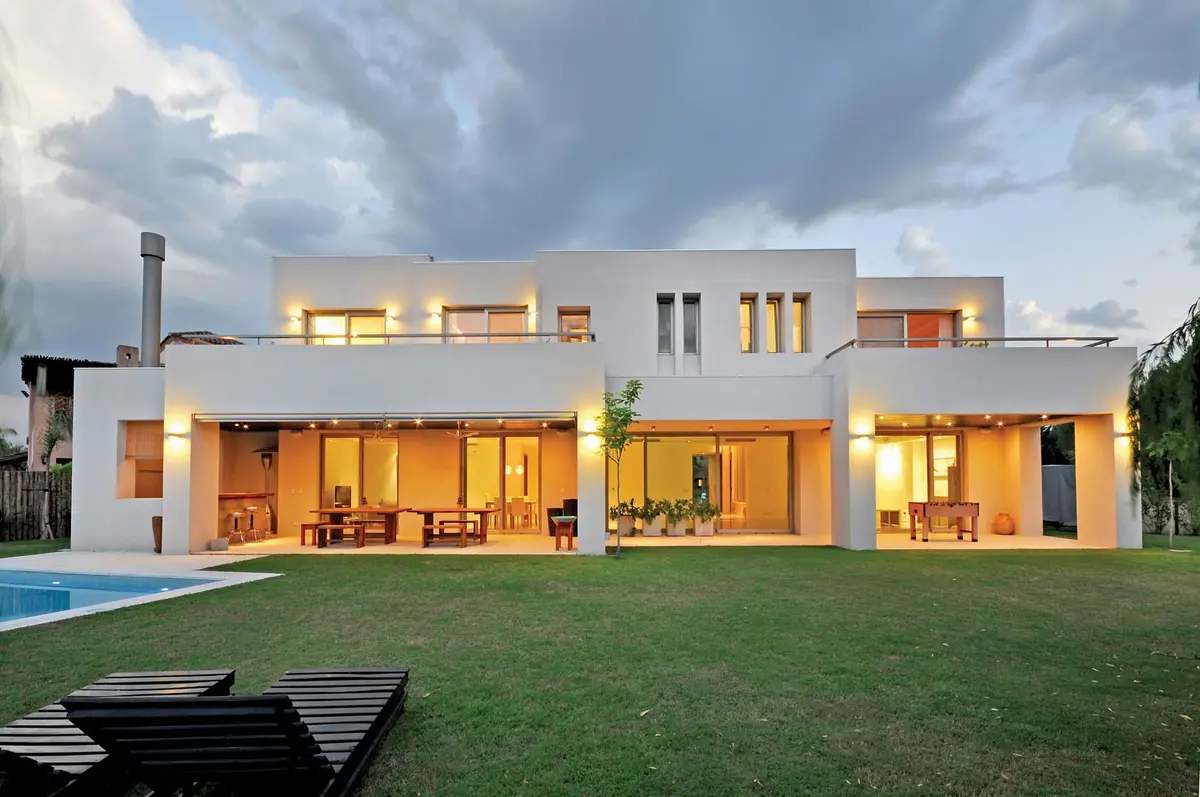 Fachada moderna con piscina y decks en un entorno suburbano — proyecto Casa MMP, por Estudio Gamboa