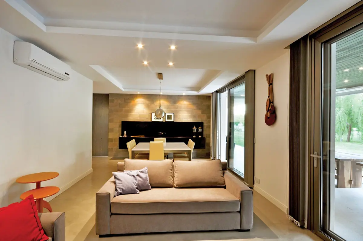 Sala de estar e jantar moderna, ampla e clara — projeto Casa MMP, por Estudio Gamboa