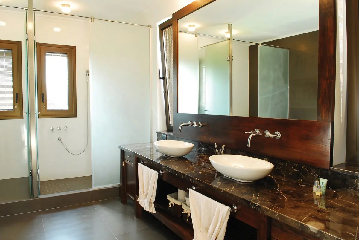 Banheiro moderno com duas cubas e muita luz natural — projeto Casa RFM, por Estudio Gamboa