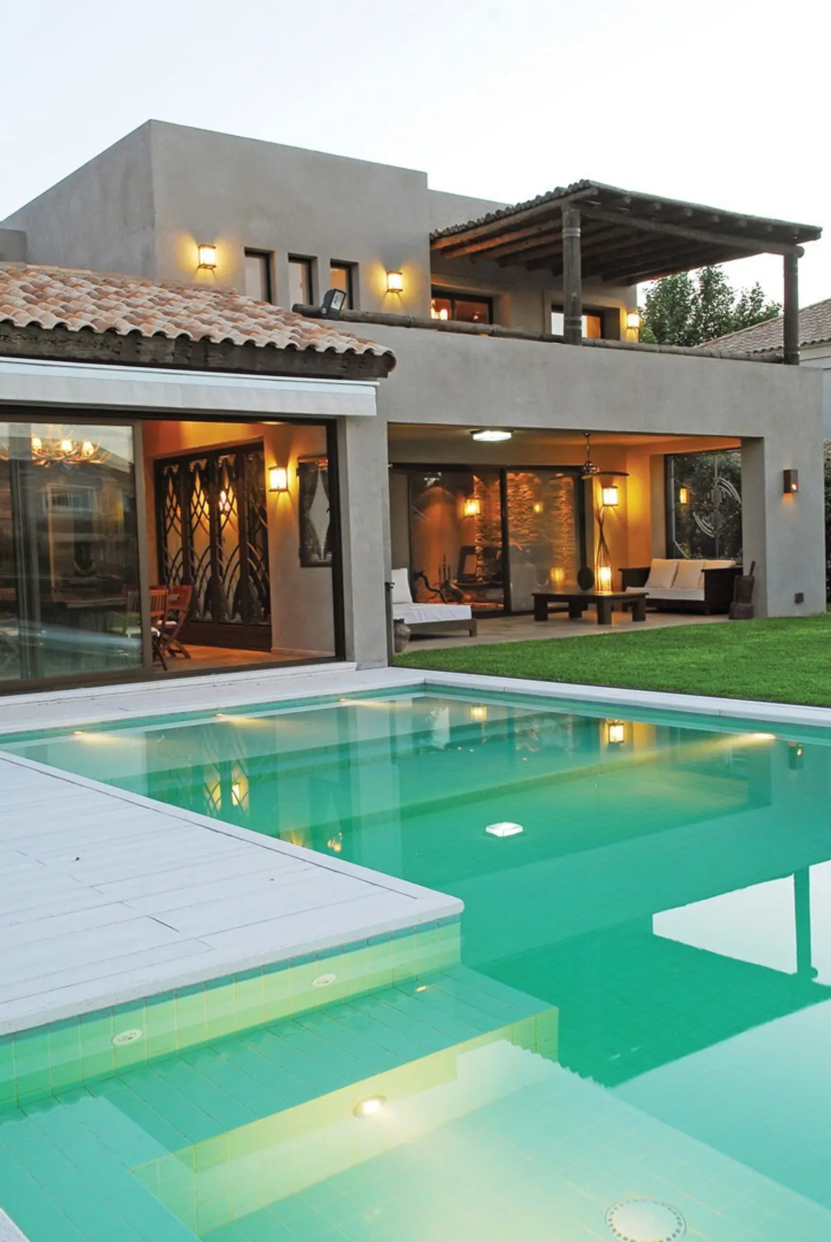 Piscina moderna y fachada residencial con pérgola y deck — proyecto Casa FGR, por Estudio Gamboa