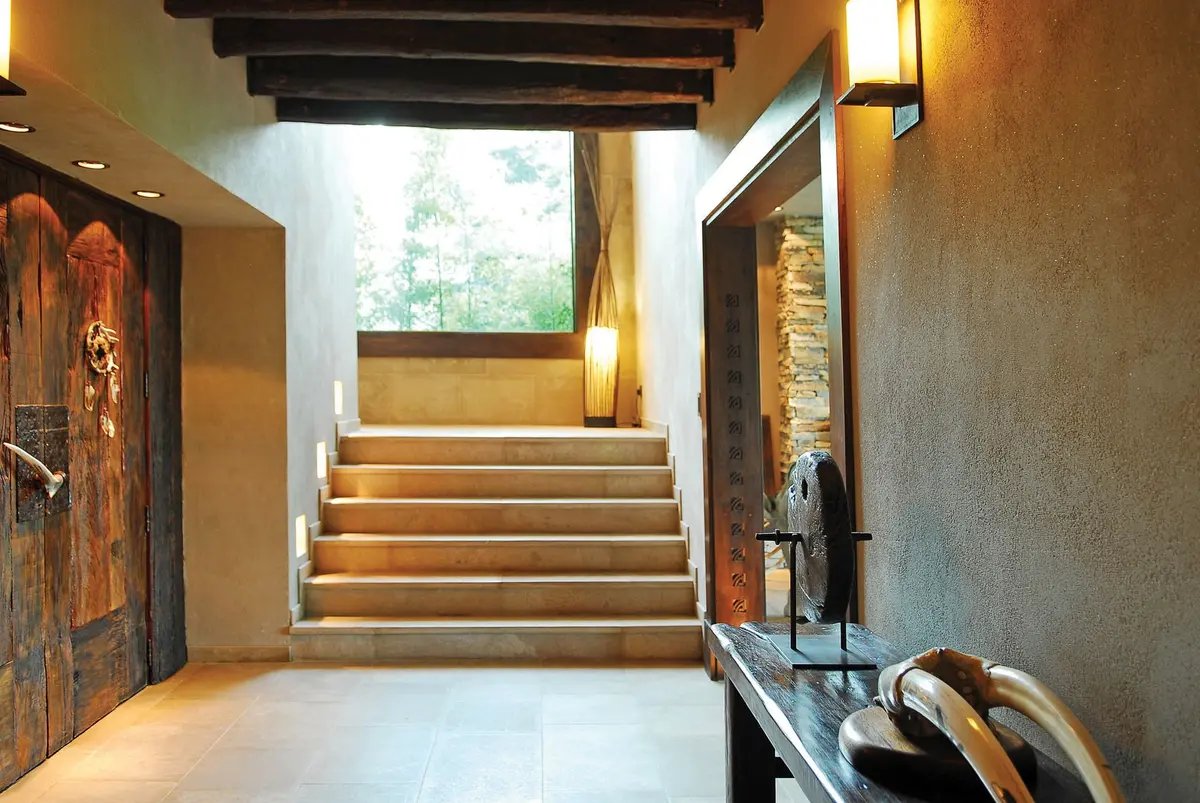 pasillo rústico con escaleras y vigas de madera — proyecto Casa FGR, por Estudio Gamboa