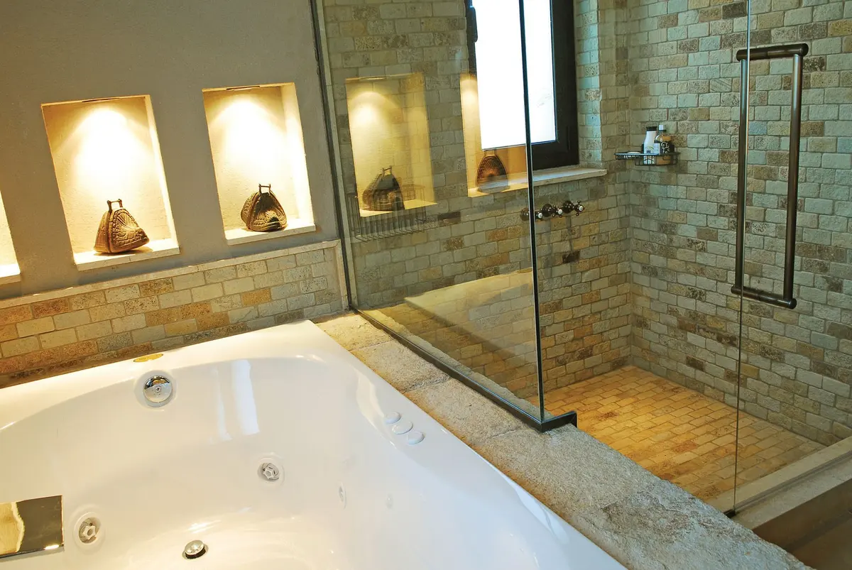 baño moderno con bañera exenta y ducha de cristal — proyecto Casa FGR, por Estudio Gamboa
