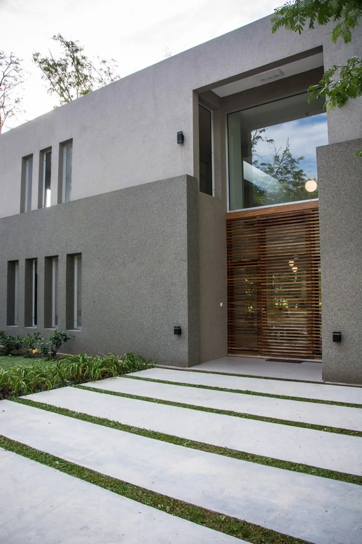 Hall de entrada con color predominante Beige del Proyecto Casa 18 por Parrado Arquitectura