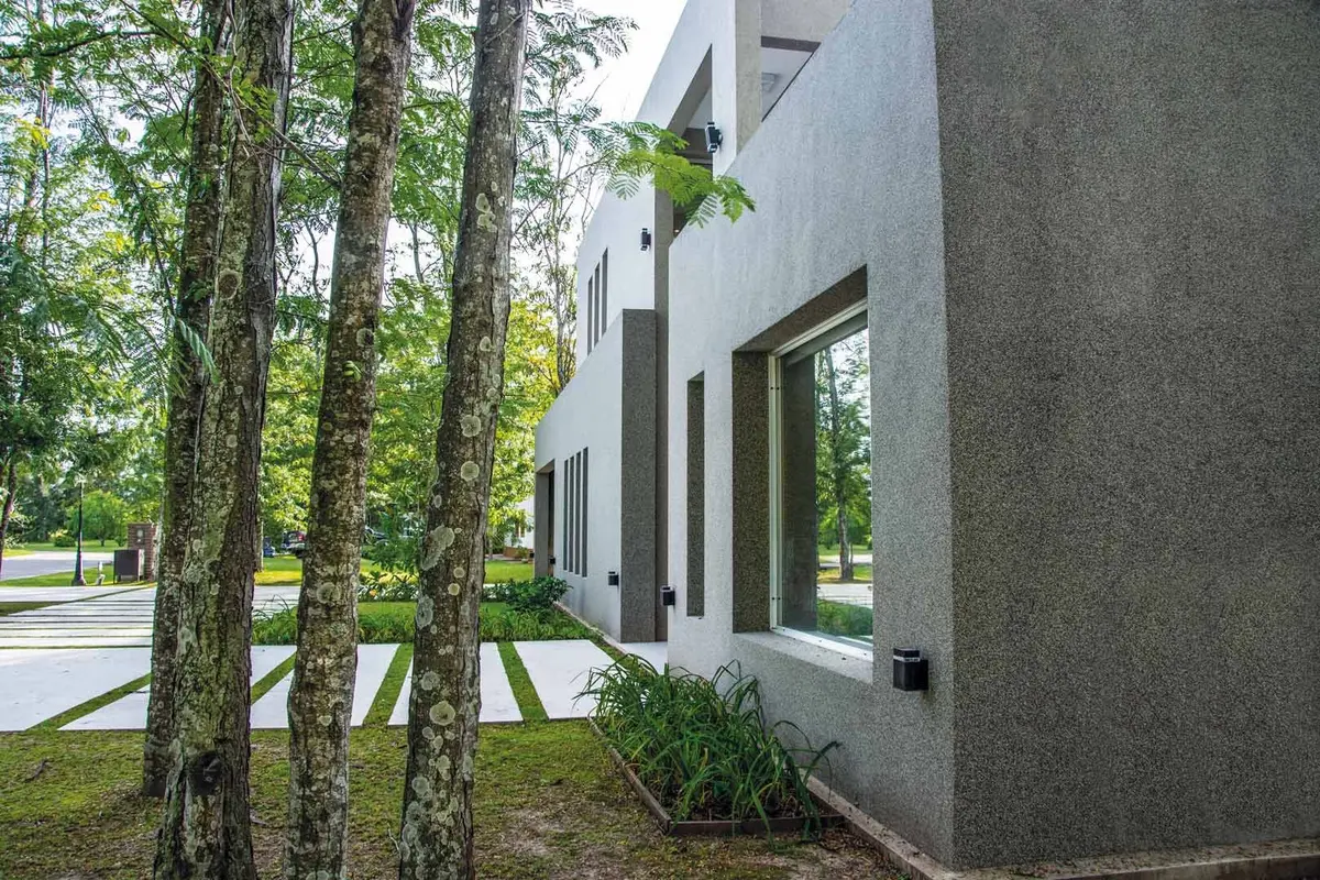 Casa moderna hormigón blanco entre árboles con amplios ventanales — proyecto Casa 18, por Parrado Arquitectura