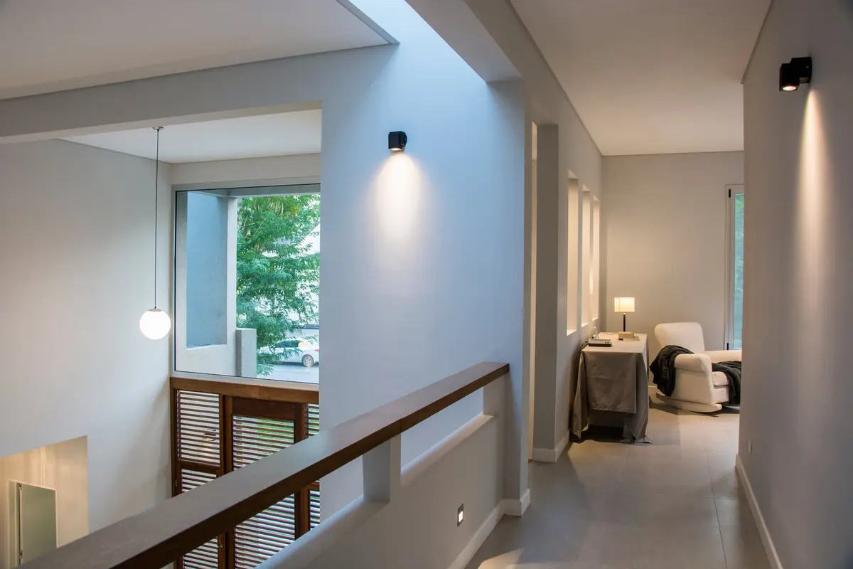 Pasillo con color predominante Gris del Proyecto Casa 18 por Parrado Arquitectura