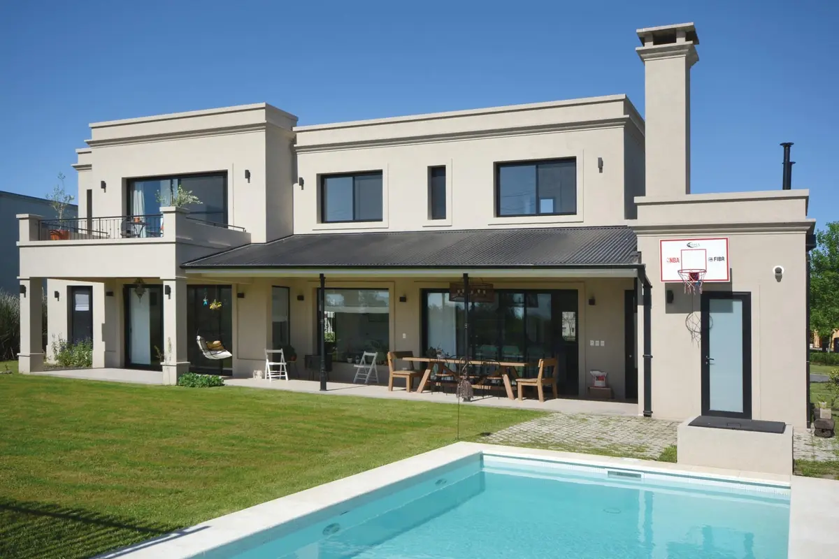 Pileta con color predominante Marrón del Proyecto Casa 16 por Parrado Arquitectura