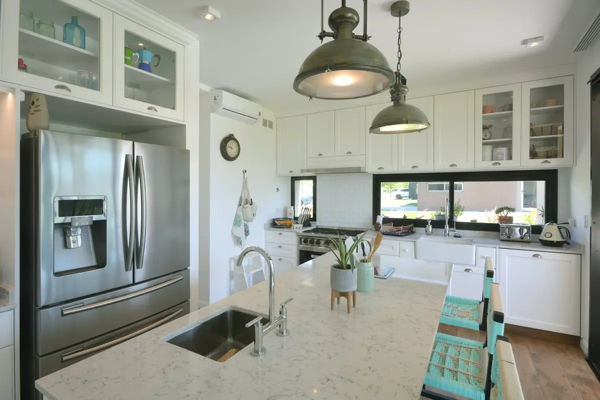 Cocina Con Isla Estilo Clásico con color predominante Beige del Proyecto Casa 16 por Parrado Arquitectura