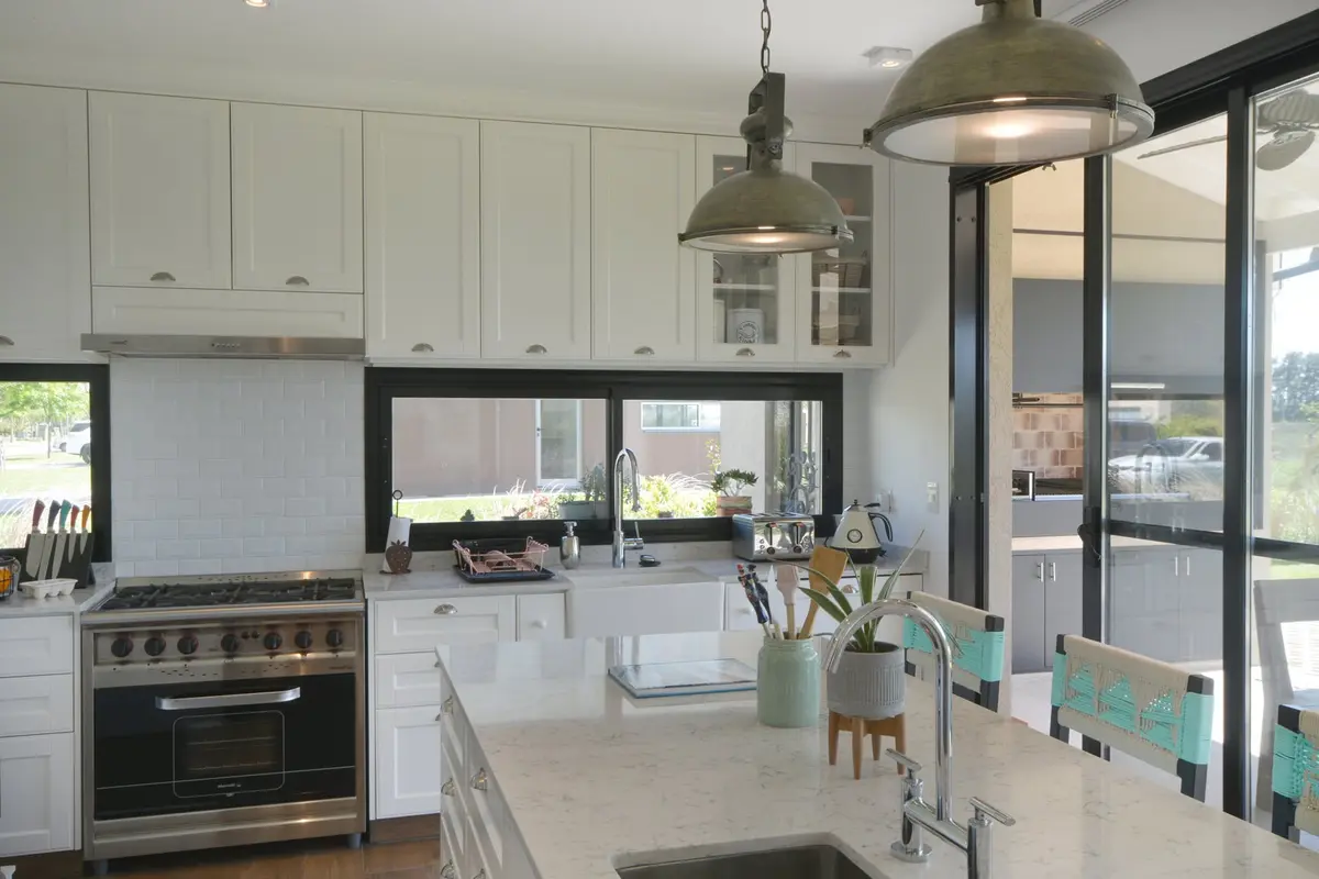 Cocina Con Isla Estilo Clásico con color predominante Gris del Proyecto Casa 16 por Parrado Arquitectura