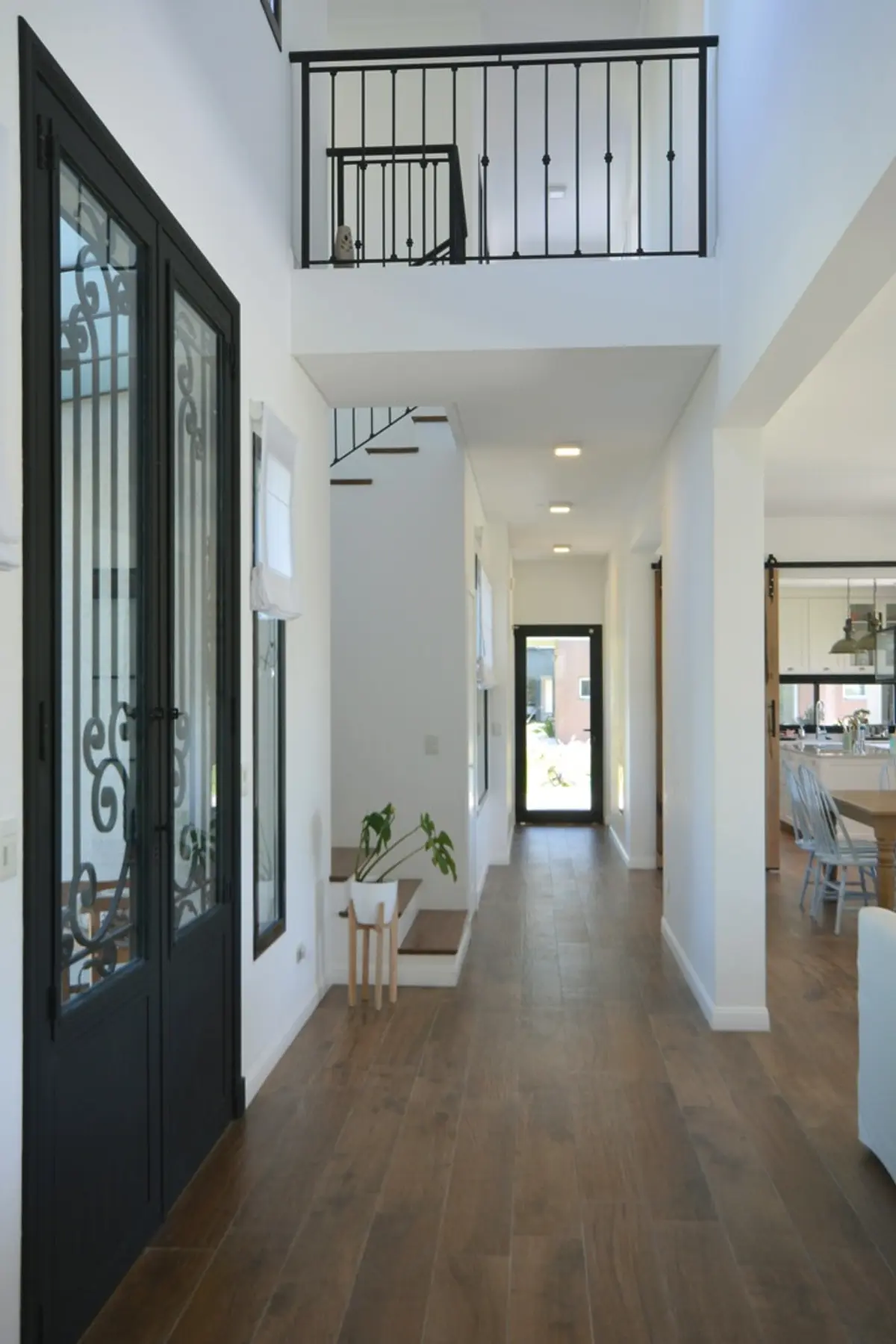 Pasillo con color predominante Beige del Proyecto Casa 16 por Parrado Arquitectura