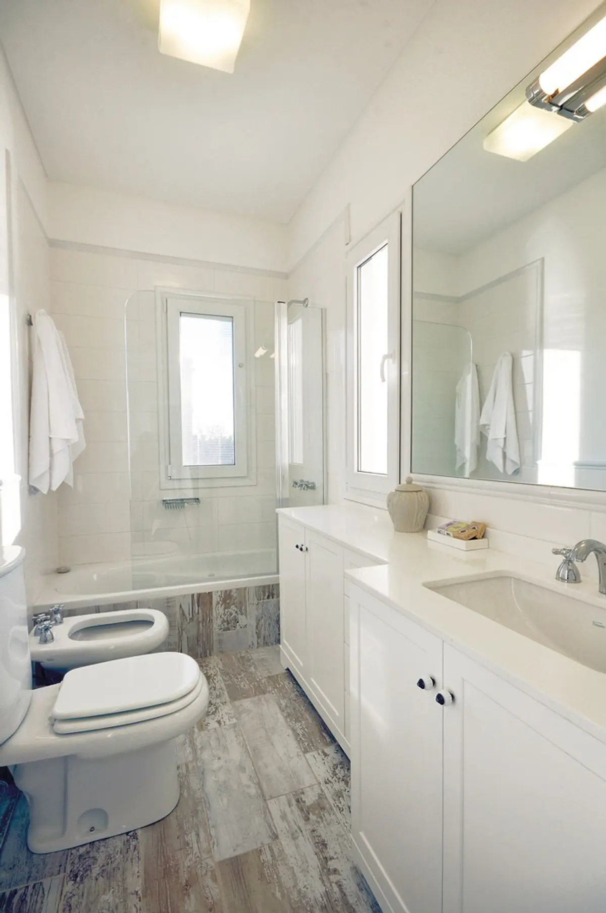 Baño Principal con color predominante Beige del Proyecto Casa 12 por Parrado Arquitectura