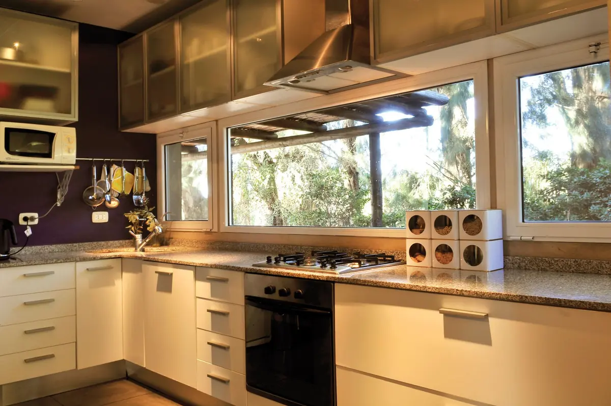 Cocina Sin Isla Estilo Industrial con color predominante Gris del Proyecto Casa 9 por Parrado Arquitectura