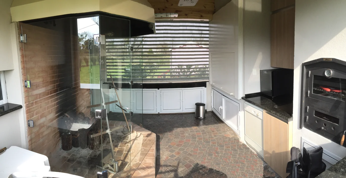 zona de parrilla moderna con cerramiento de vidrio e interior de madera