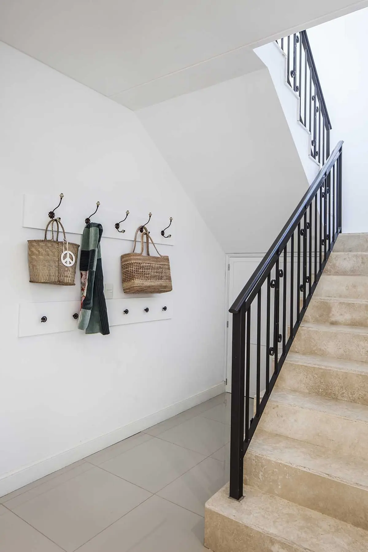 Escalera con color predominante Beige del Proyecto TRV 137 por Estudio Arq Daniel Tarrio