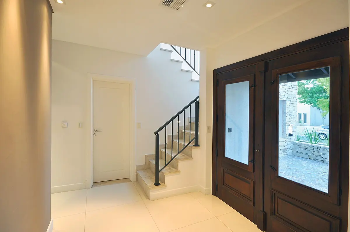 Hall de entrada con color predominante Beige del Proyecto LS 78 por Estudio Arq Daniel Tarrio
