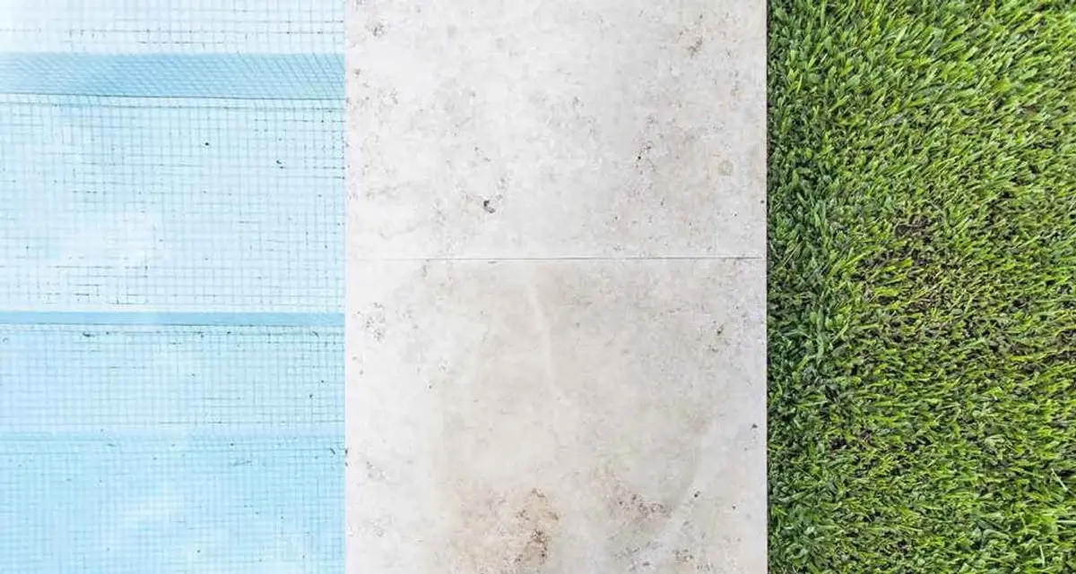 piscina, piedra y césped en composición vertical — proyecto Casa Los Mirasoles, por Estudio Te, en Pilar