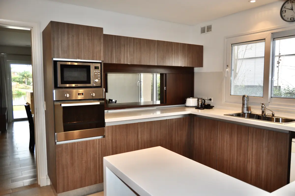 Cocina Con Isla Estilo Moderno con color predominante Beige del Proyecto Altamira del Lago por Marconi Silva Arquitectos