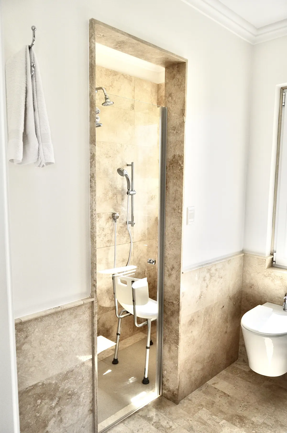Baño moderno con ducha empotrada y microcemento, inacabado — proyecto Ayres del Pilar, por Marconi Silva Arquitectos, en Pilar