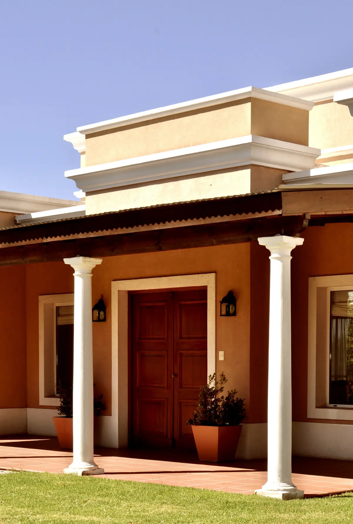 Hall de entrada con color predominante Beige del Proyecto Chacras de la Cruz por Marconi Silva Arquitectos