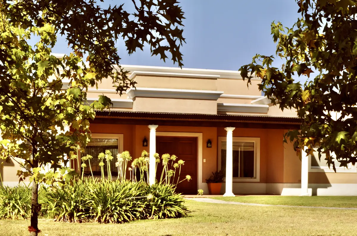 Fachada con color predominante Beige del Proyecto Chacras de la Cruz por Marconi Silva Arquitectos