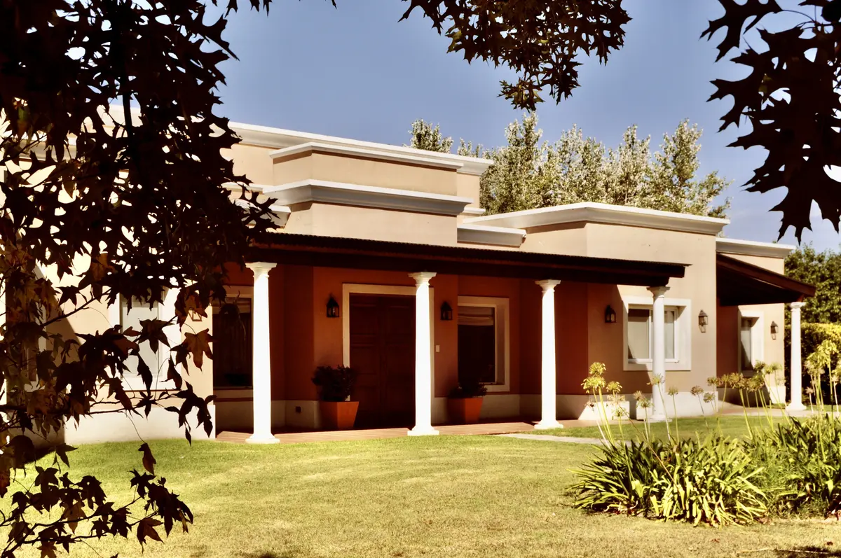 Fachada con color predominante Beige del Proyecto Chacras de la Cruz por Marconi Silva Arquitectos