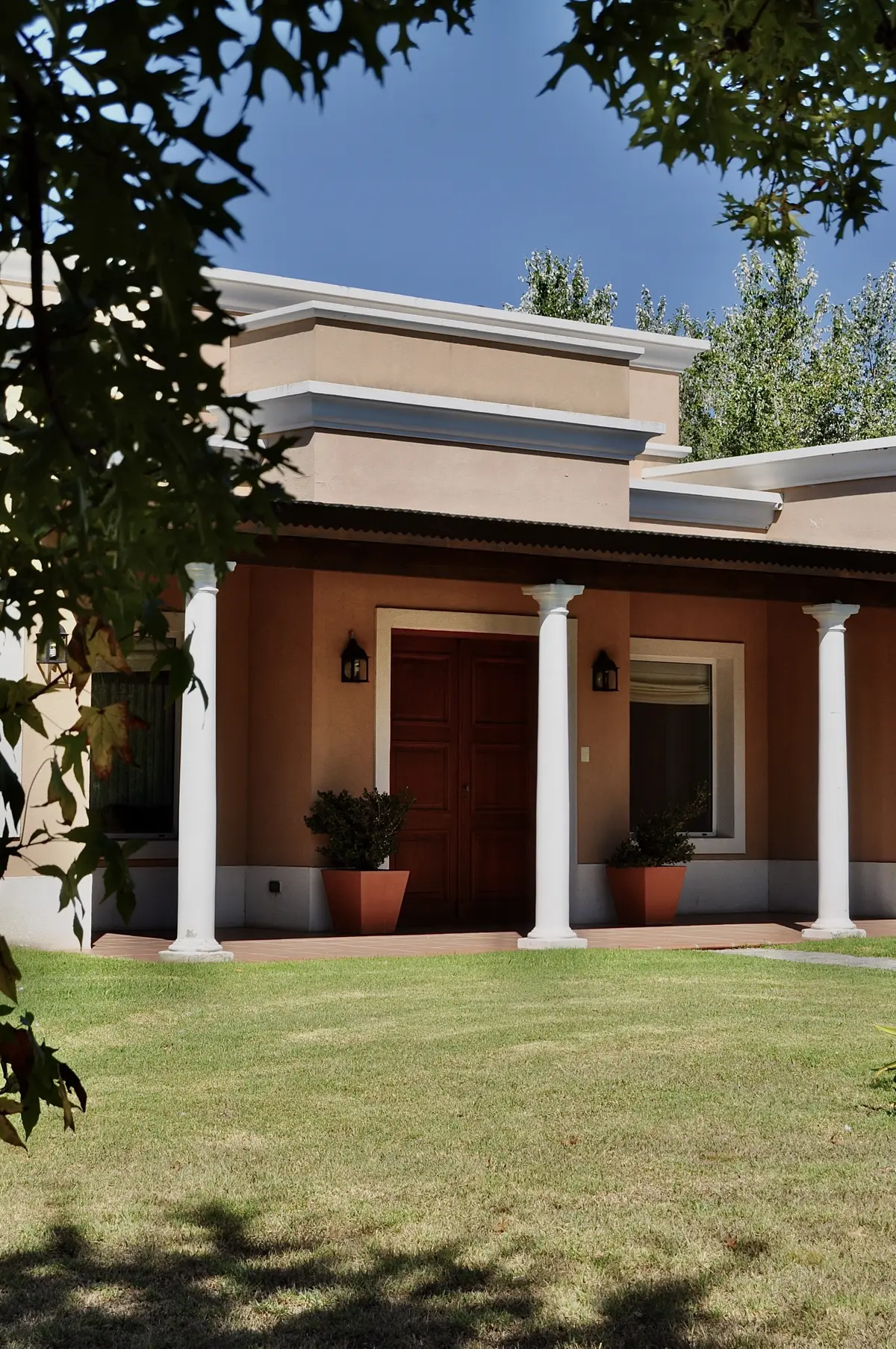 Fachada con color predominante Negro del Proyecto Chacras de la Cruz por Marconi Silva Arquitectos