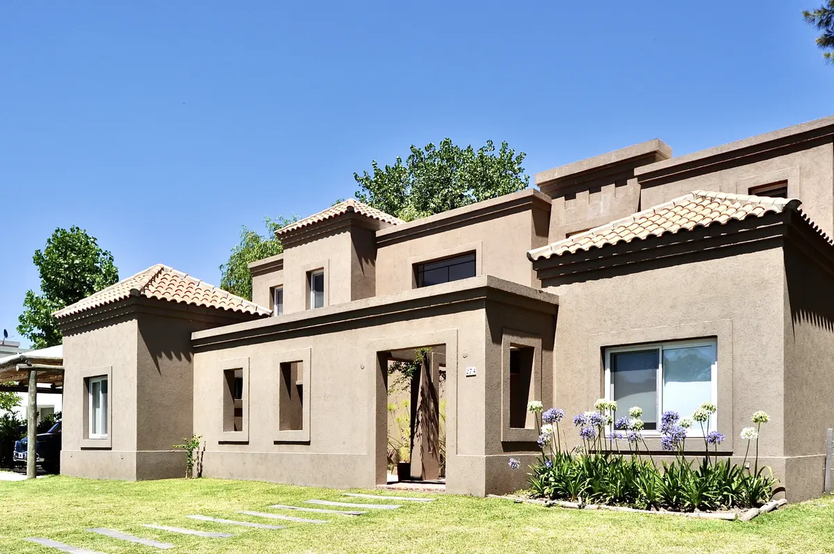 Fachada con color predominante Beige del Proyecto El Encuentro  por Marconi Silva Arquitectos