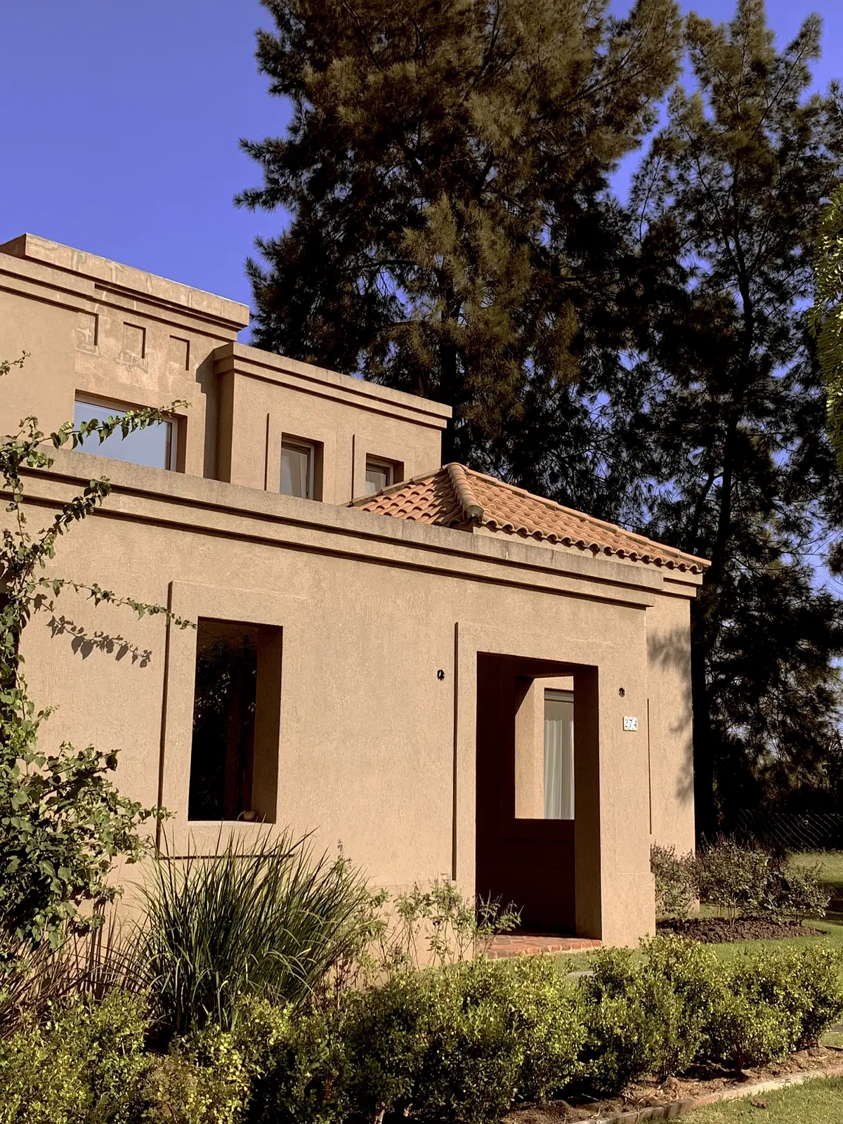 Fachada con color predominante Beige del Proyecto El Encuentro  por Marconi Silva Arquitectos
