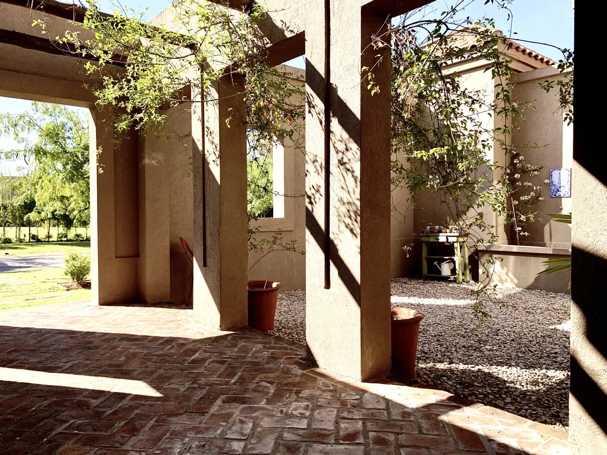 Jardín con color predominante Marrón del Proyecto El Encuentro  por Marconi Silva Arquitectos