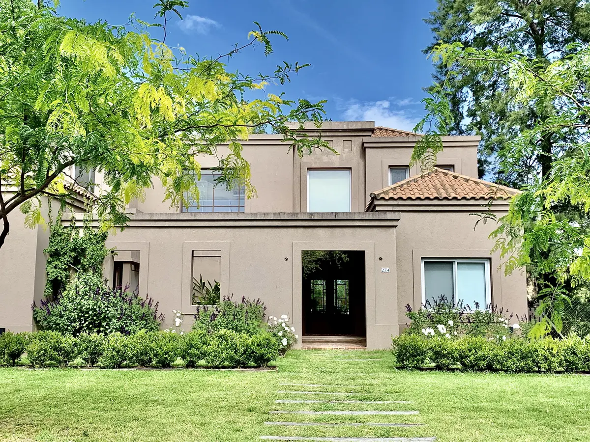 Fachada con color predominante Beige del Proyecto El Encuentro  por Marconi Silva Arquitectos
