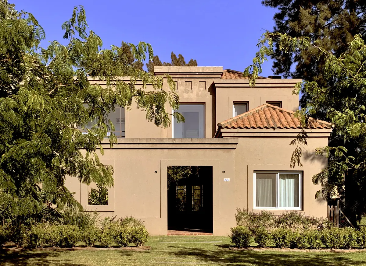 Fachada con color predominante Negro del Proyecto El Encuentro  por Marconi Silva Arquitectos