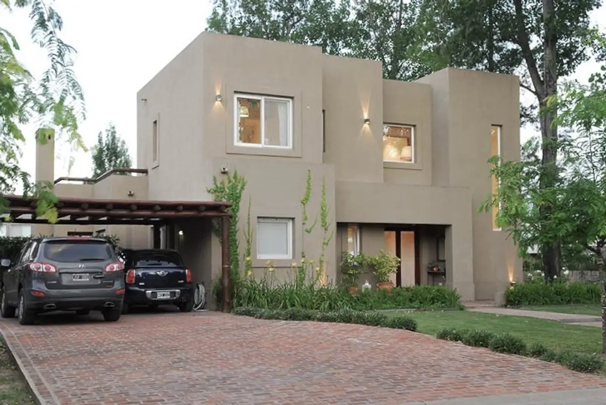 Fachada con color predominante Gris del Proyecto El Encuentro  2 por Marconi Silva Arquitectos