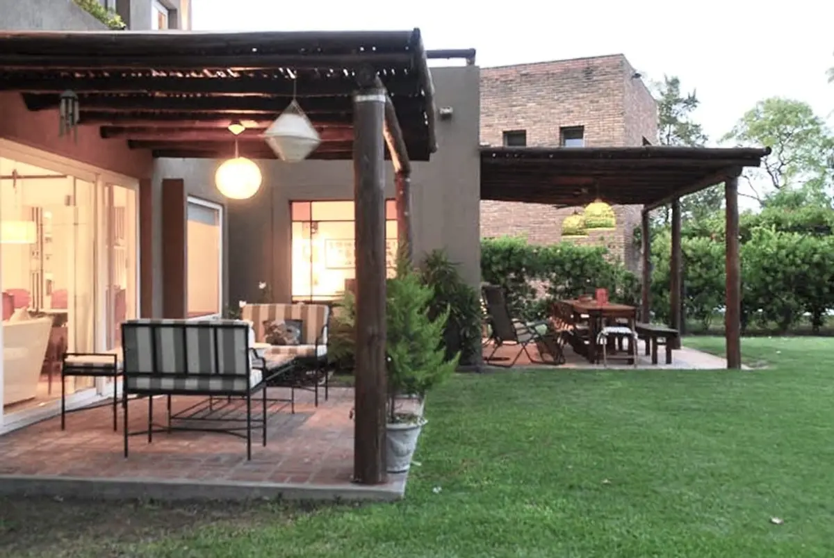 Galería con color predominante Marrón del Proyecto El Encuentro  2 por Marconi Silva Arquitectos
