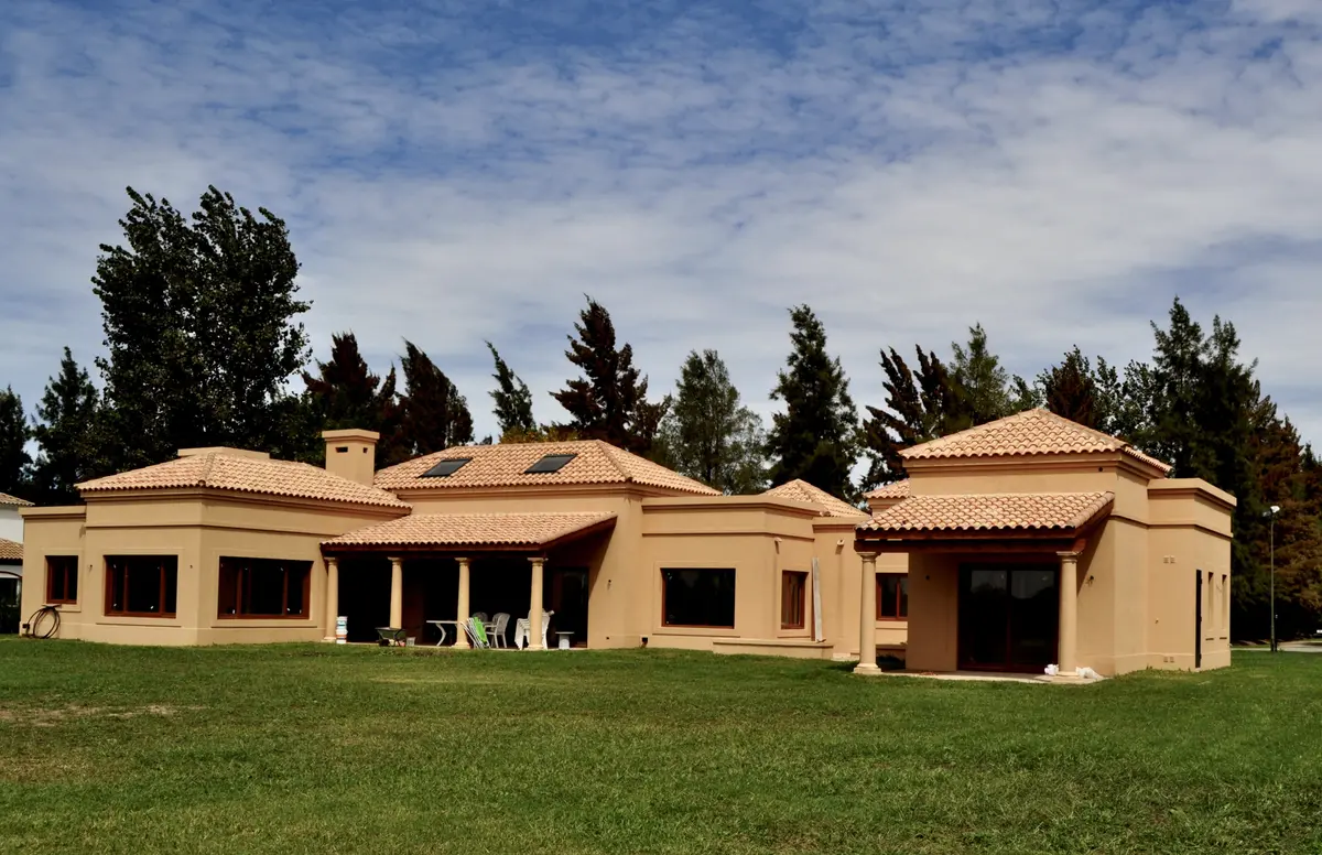 Jardín con color predominante Negro del Proyecto El Solar de Capilla por Marconi Silva Arquitectos