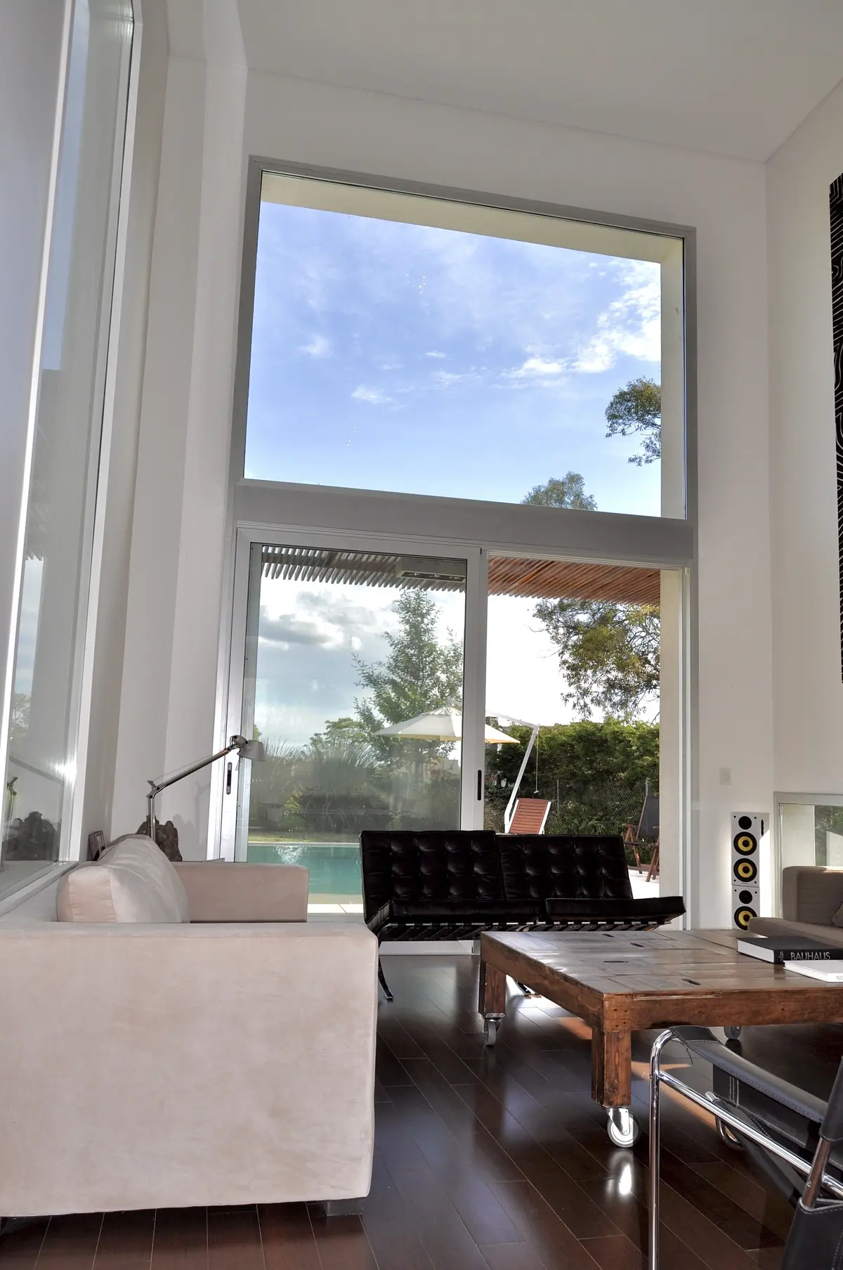 Living Estilo Clásico con color predominante Gris del Proyecto Haras Santa María por Marconi Silva Arquitectos