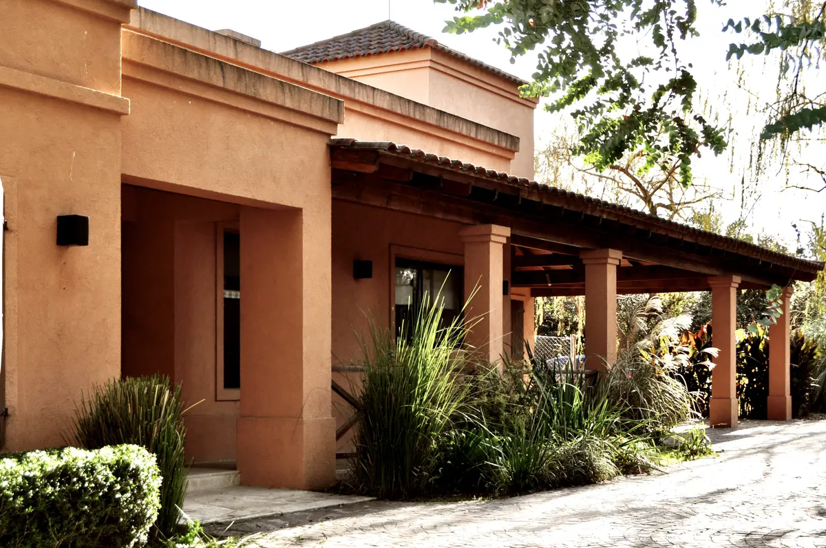 Fachada terracota con pergola y jardin, estilo contemporaneo minimalista — proyecto La Retama, por Marconi Silva Arquitectos, en Manzanares