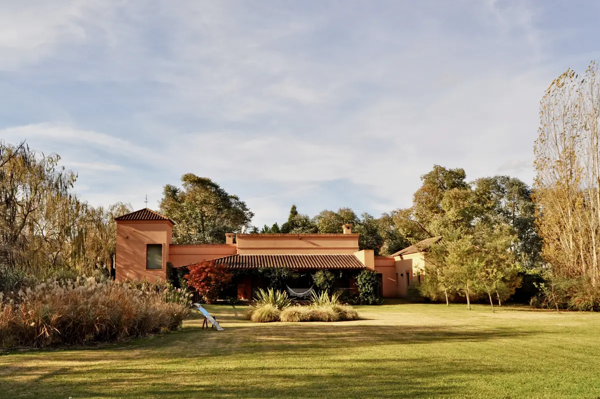 Casa de ladrillo moderno con galería y jardín amplio — proyecto La Retama, por Marconi Silva Arquitectos, en Manzanares