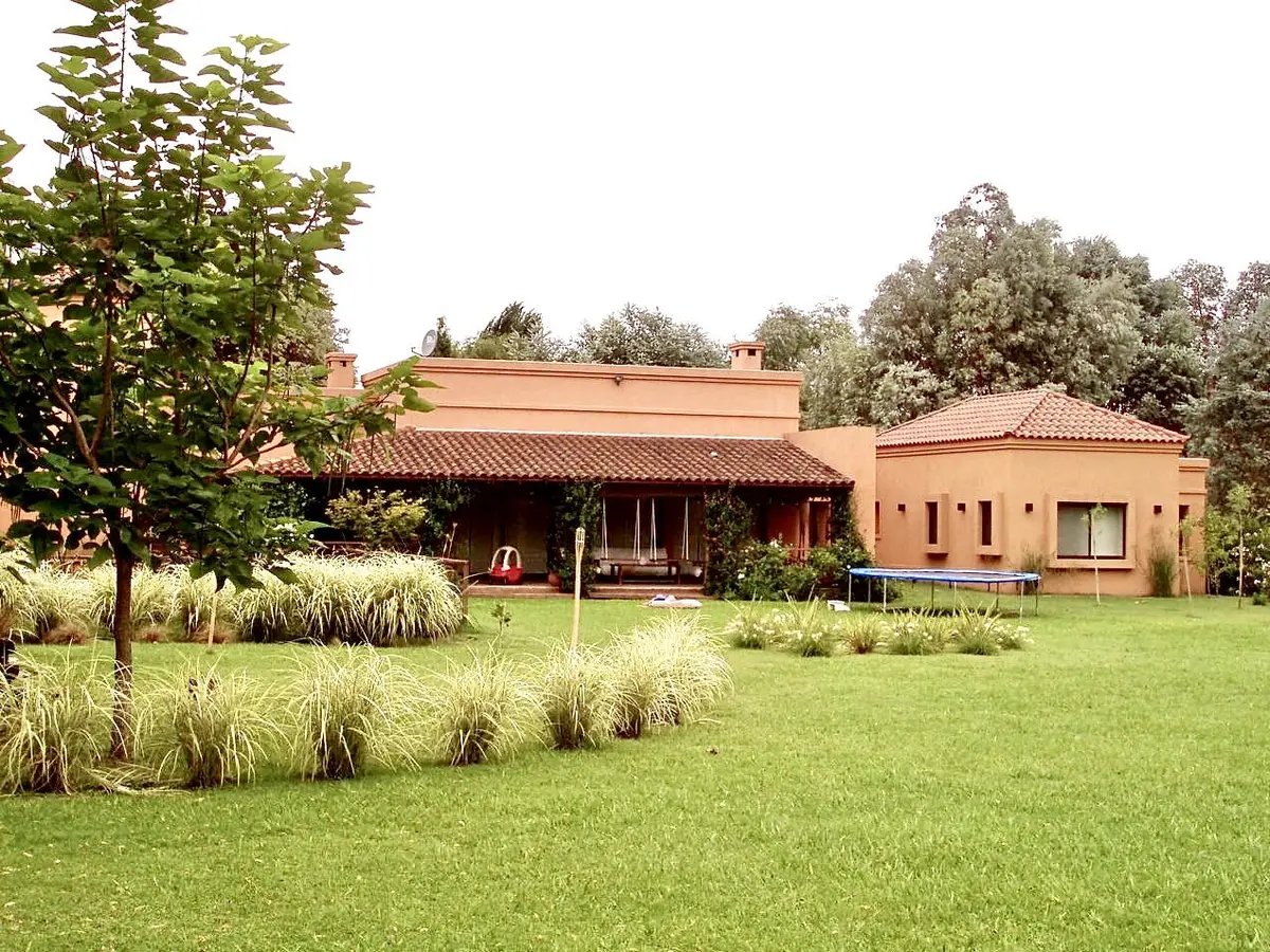 Casa campo terracota jardin amplio cesped natural arbolado — proyecto La Retama, por Marconi Silva Arquitectos, en Manzanares