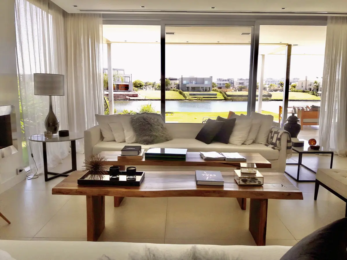 Living Estilo Clásico con color predominante Gris del Proyecto Lagos del Golf por Marconi Silva Arquitectos