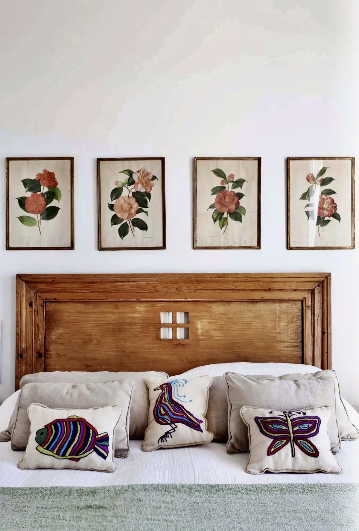 Dormitorio con cabecera de madera y cuadros florales botánicos — proyecto Lagos del Norte, por Marconi Silva Arquitectos, en Don Torcuato