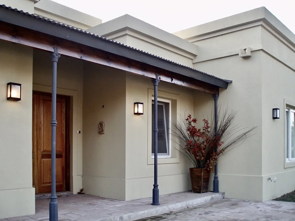 Hall de entrada con color predominante Beige del Proyecto Los Cerrillos por Marconi Silva Arquitectos