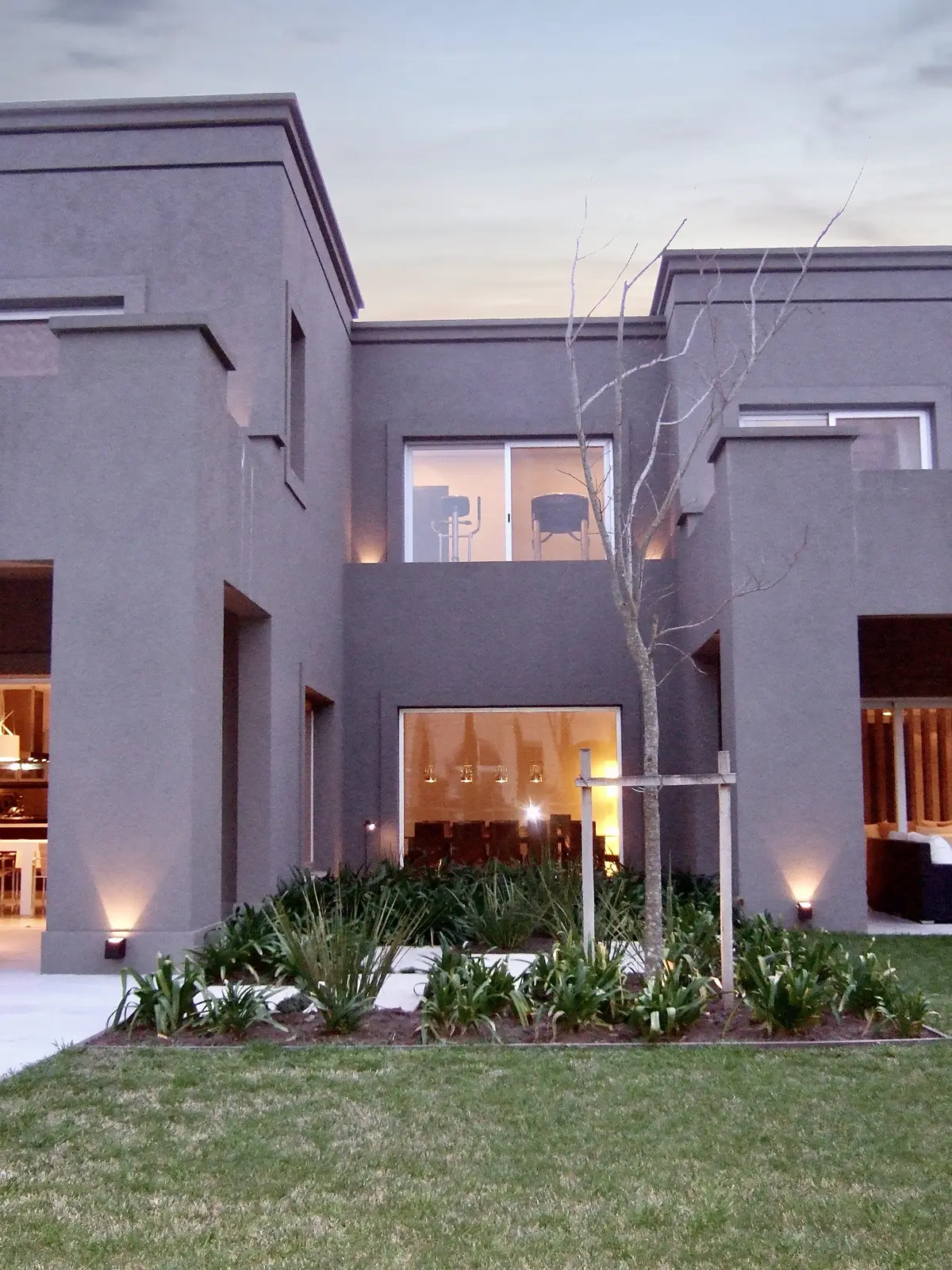 Fachada con color predominante Gris del Proyecto Martindale Country Club por Marconi Silva Arquitectos