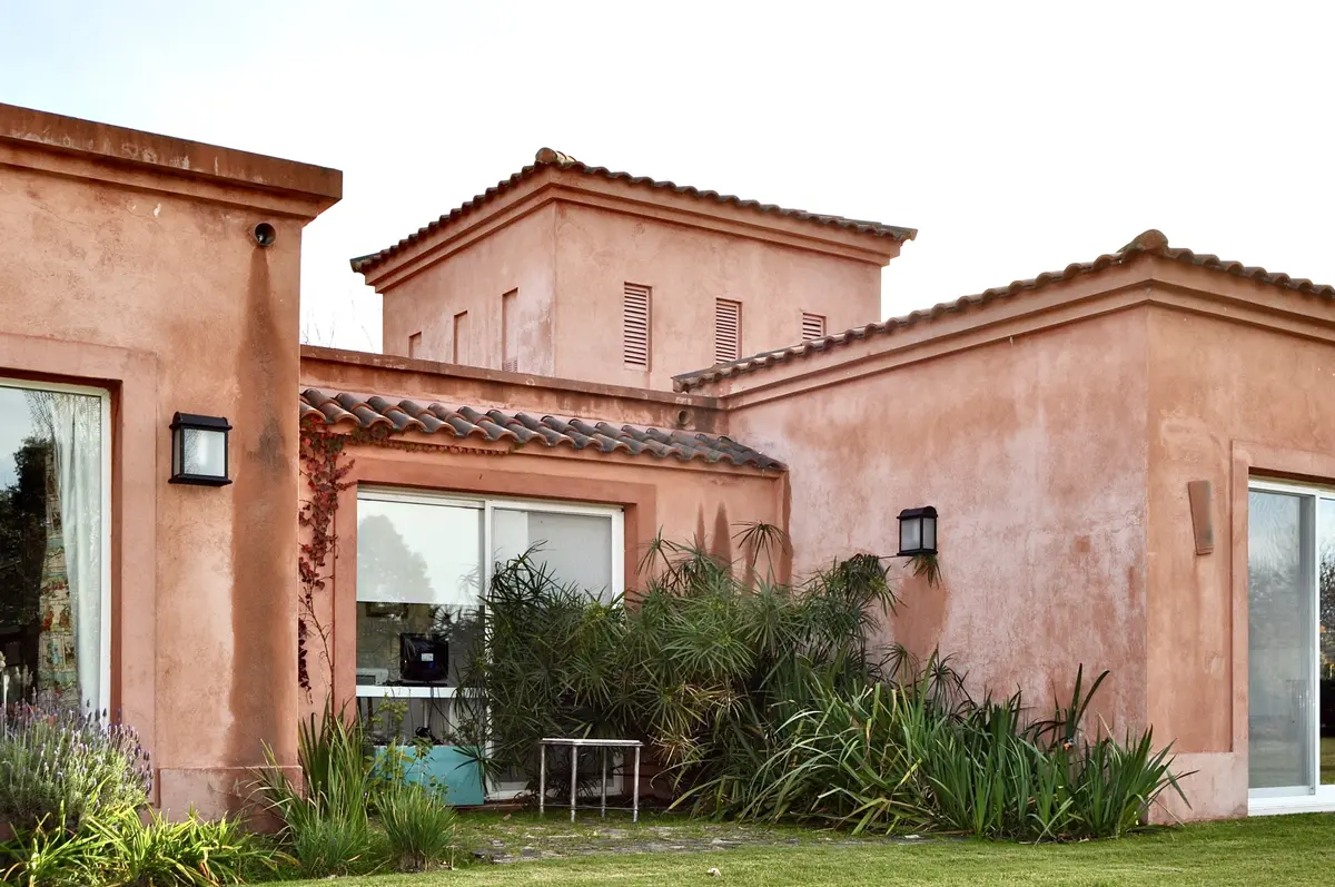 Casa mediterranea terracota con galeria vidriada y jardin frontal — proyecto San Francisco 1, por Marconi Silva Arquitectos, en Manzanares