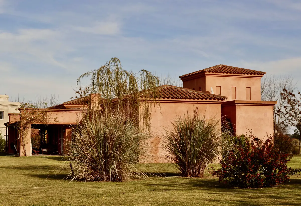Casa moderna terracota con jardin frondoso y arquitectura contemporanea — proyecto San Francisco 1, por Marconi Silva Arquitectos, en Manzanares