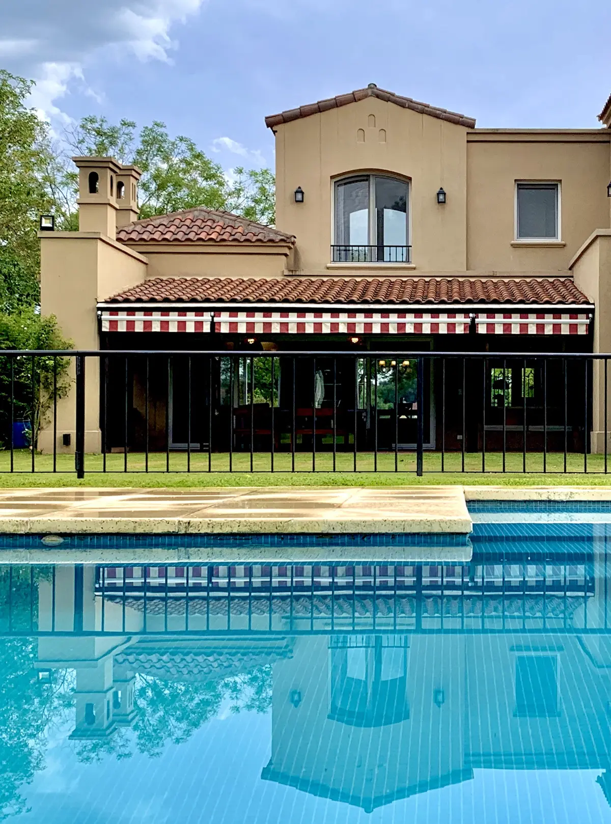 Casa estilo mediterráneo con pileta y reflejo del cielorraso — proyecto San Francisco 2, por Marconi Silva Arquitectos, en Manzanares