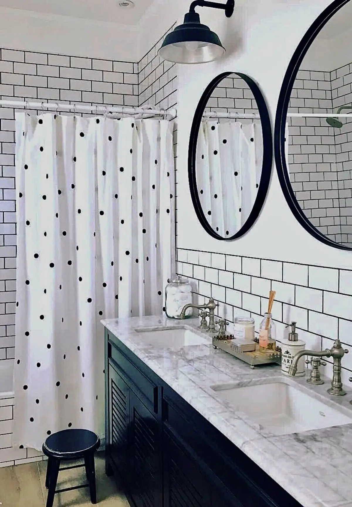 Banheiro com cortina de bolinhas, azulejos brancos e bancada de mármore — projeto San Matías, por Marconi Silva Arquitectos, em Belén de Escobar
